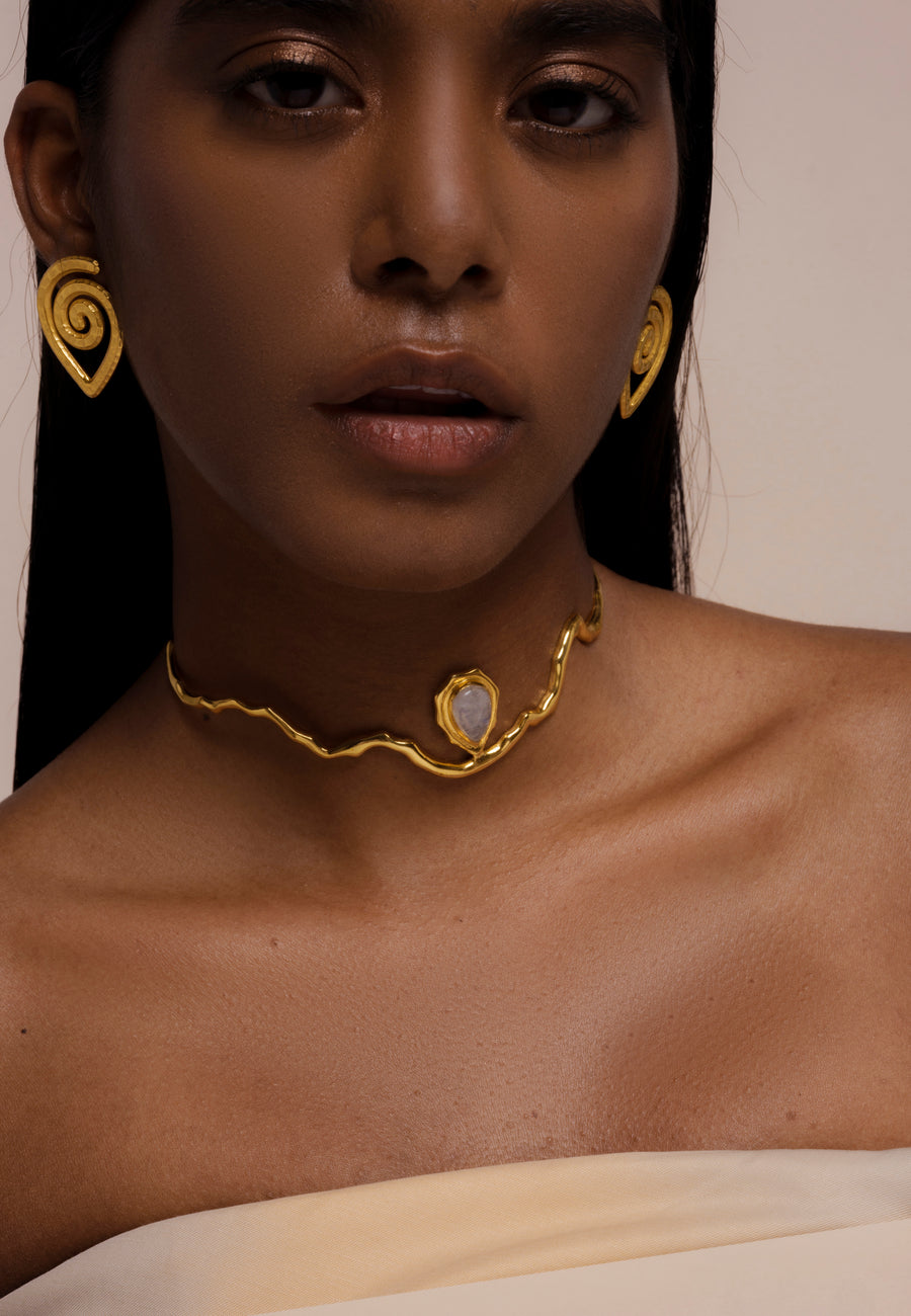 Choker de gota ondulado con piedraluna