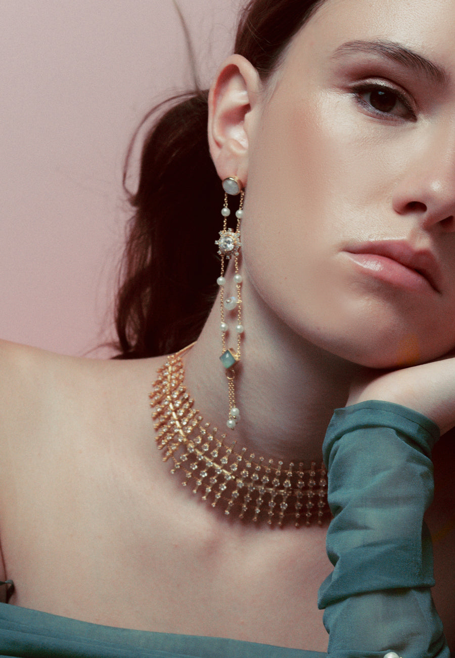 choker brillo Helia formado por circonitas engastadas a mano, y acompañado por pendientes largos galatea