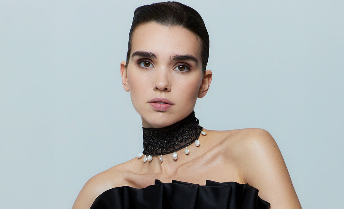 Choker negro con perlas colgantes, collar pegado al cuello ideal para looks de noche sofisticados.