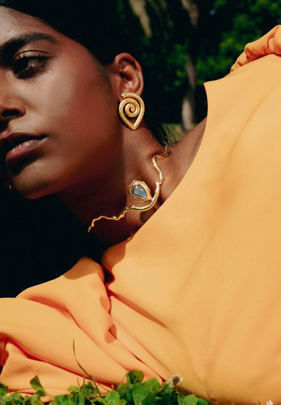 choker ondulado con piedra labradorita en forma de gota