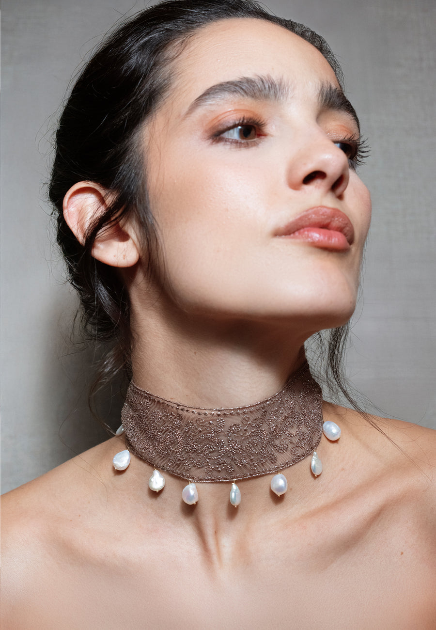 El choker de tela Elva de tul de seda Japonesa en oro viejo