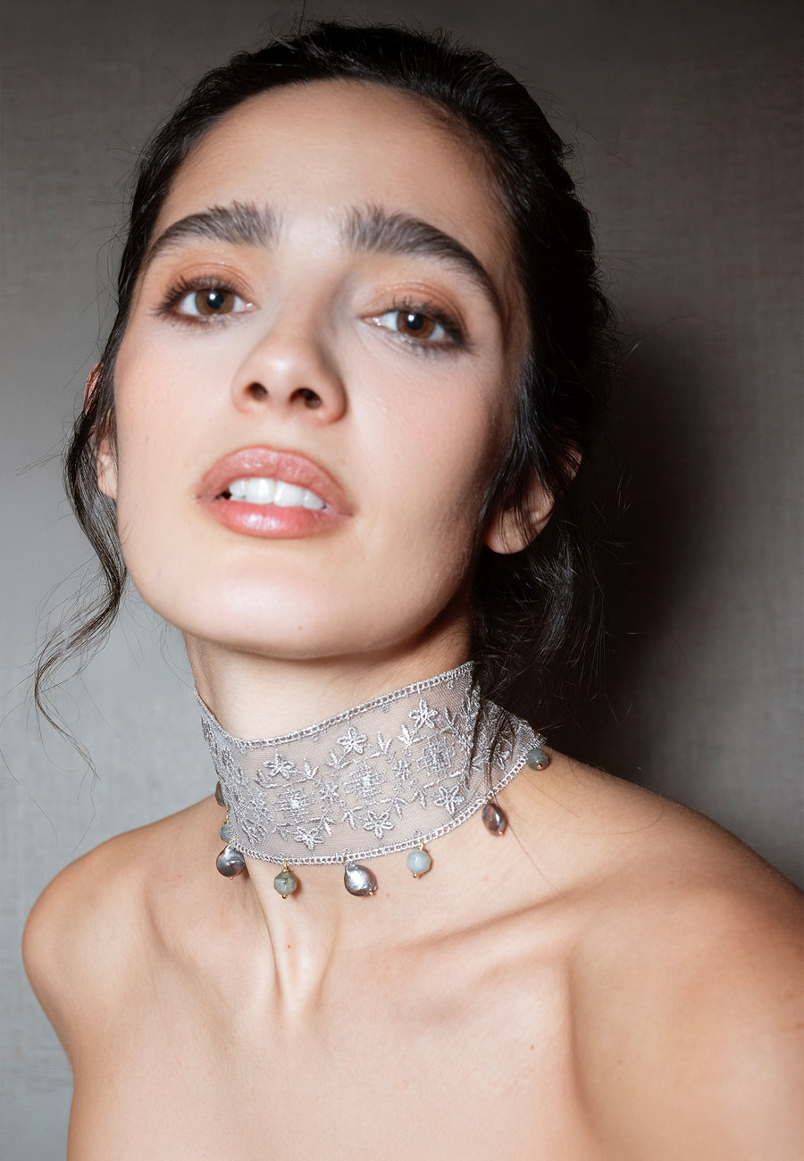 Choker Laia Plateado de tul de seda Japonesa Mokuba