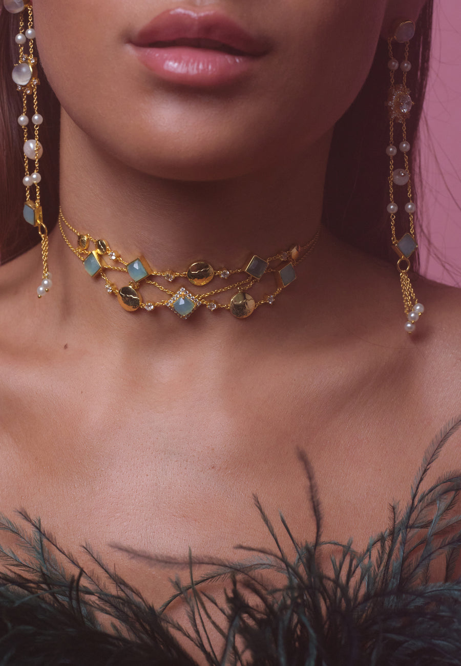 Choker triple Elara de cadena fina con lunas y aguamarinas