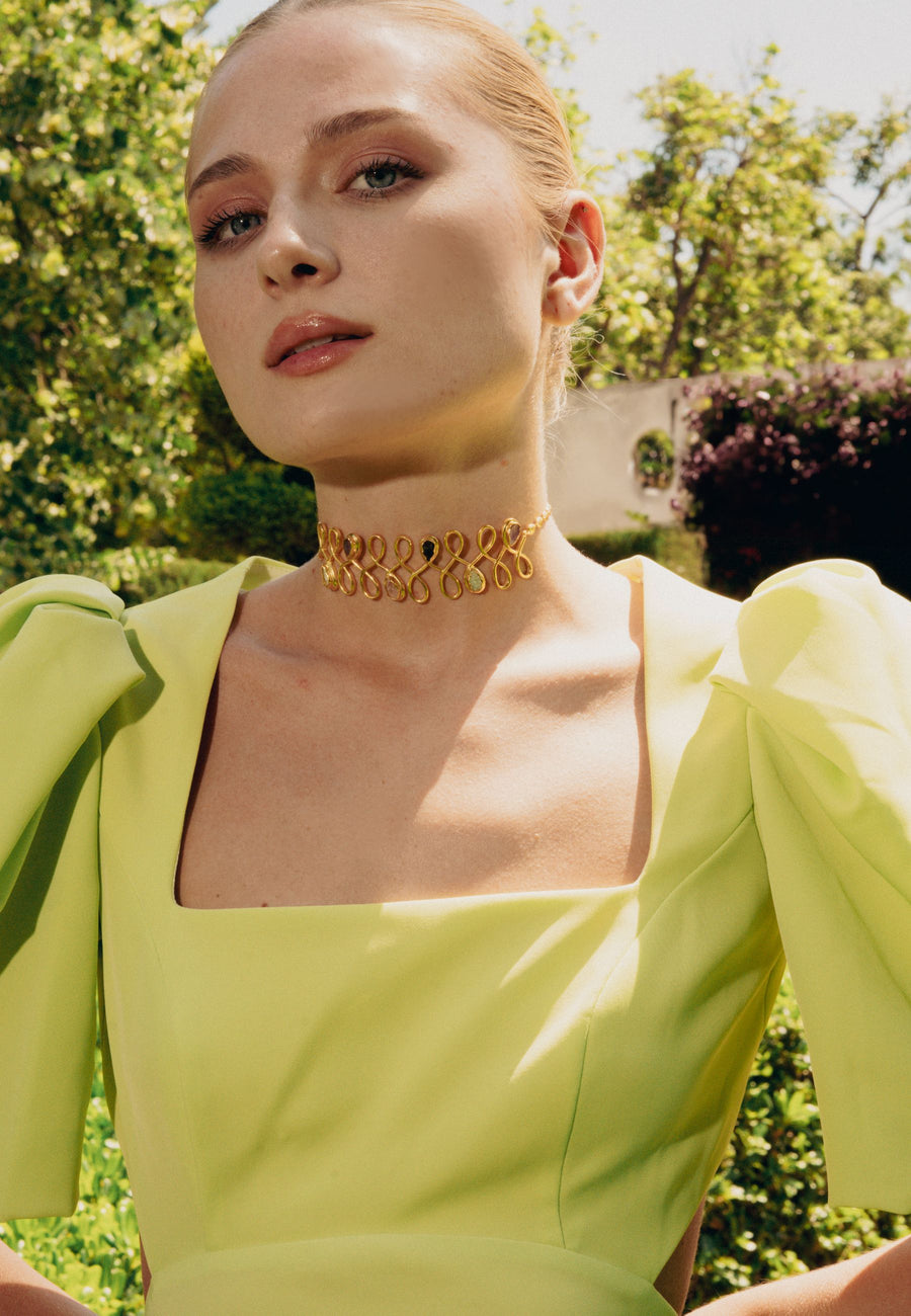 look de invitada con choker unalome de piedras naturales