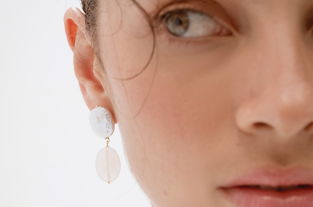 Colección de pendientes de novias elegantes y modernos, ideales para complementar el look nupcial.