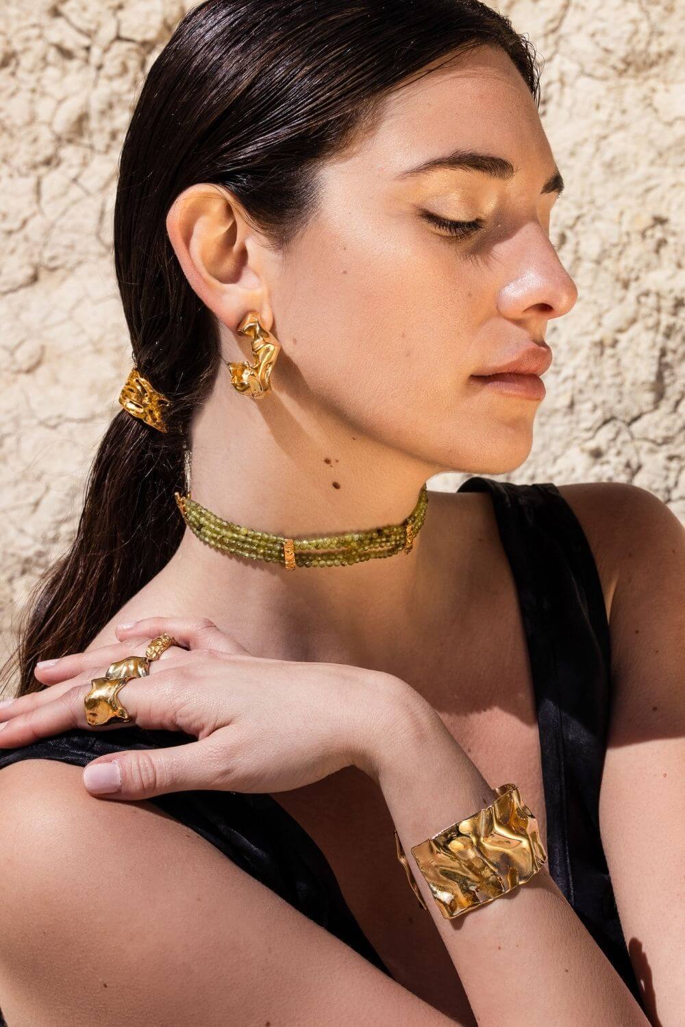 Pendientes artesanales online y más joyería hecha a mano como chocker, brazalete y anillos dorados con texturas