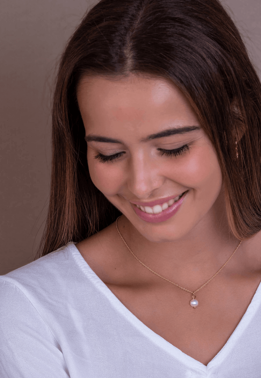 Colgante dorado original con una perla