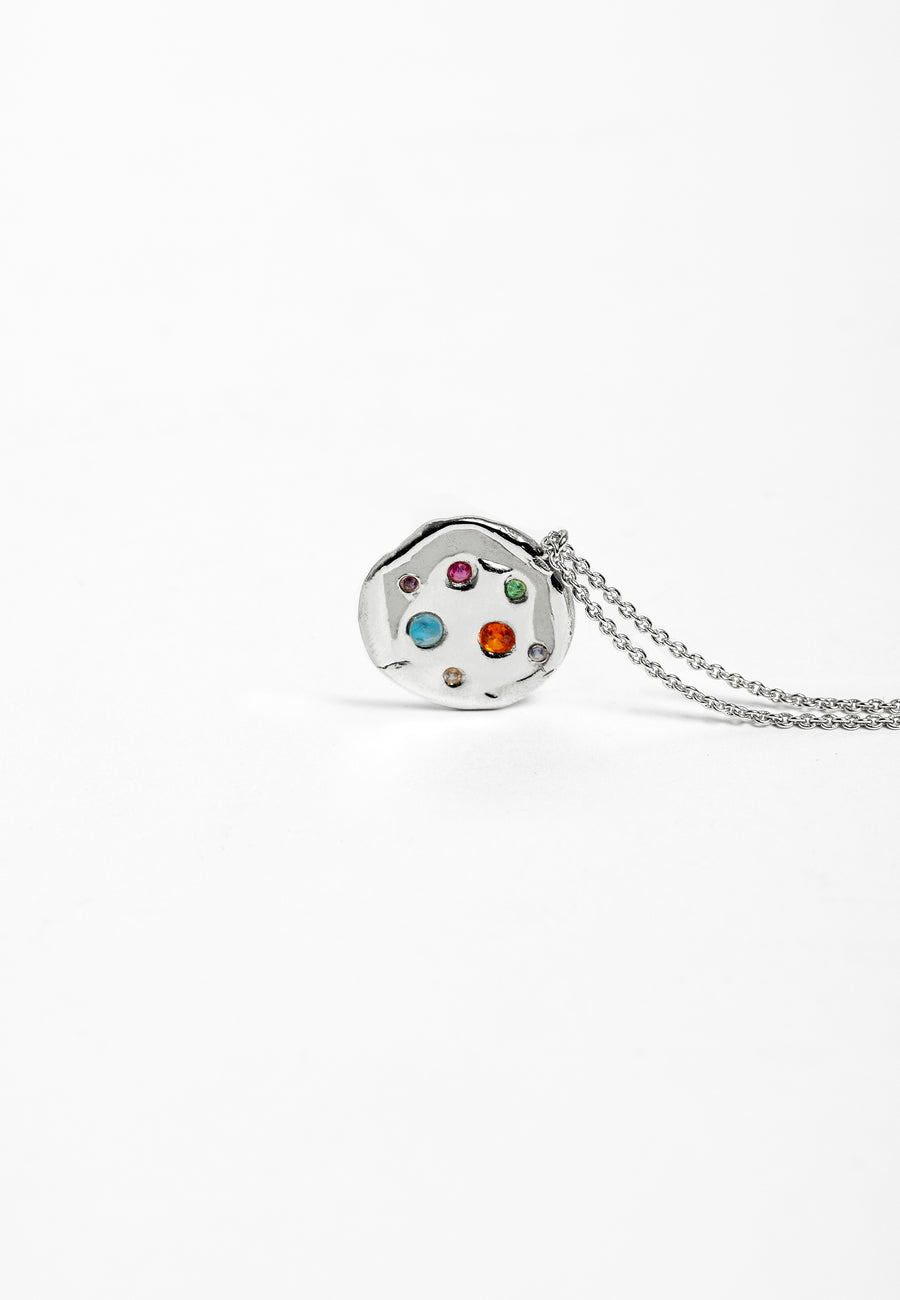colgante plata con una moneda plateada compuesta por piedras naturales de diferentes colores