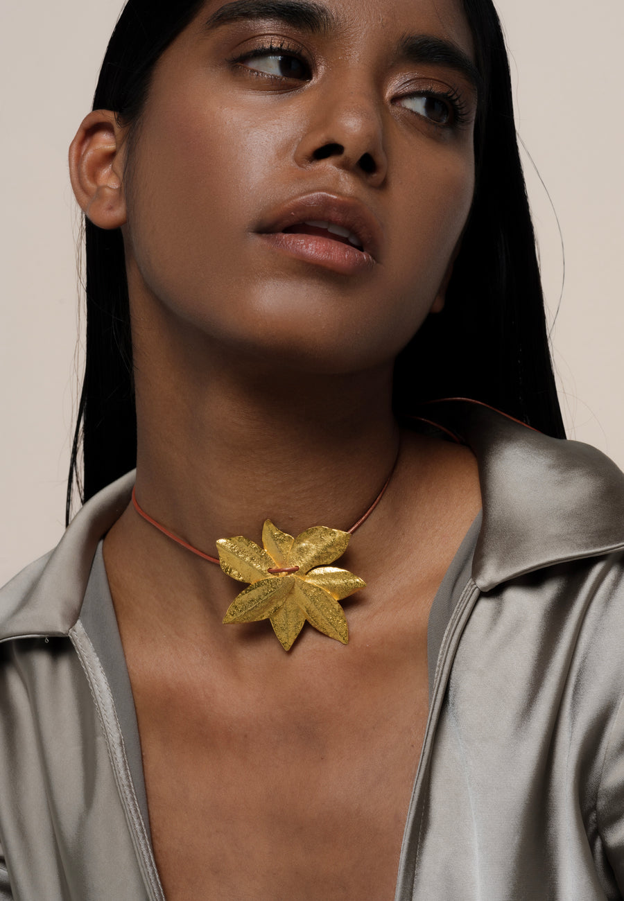 Collar de cuero para mujer con flor de loto dorada