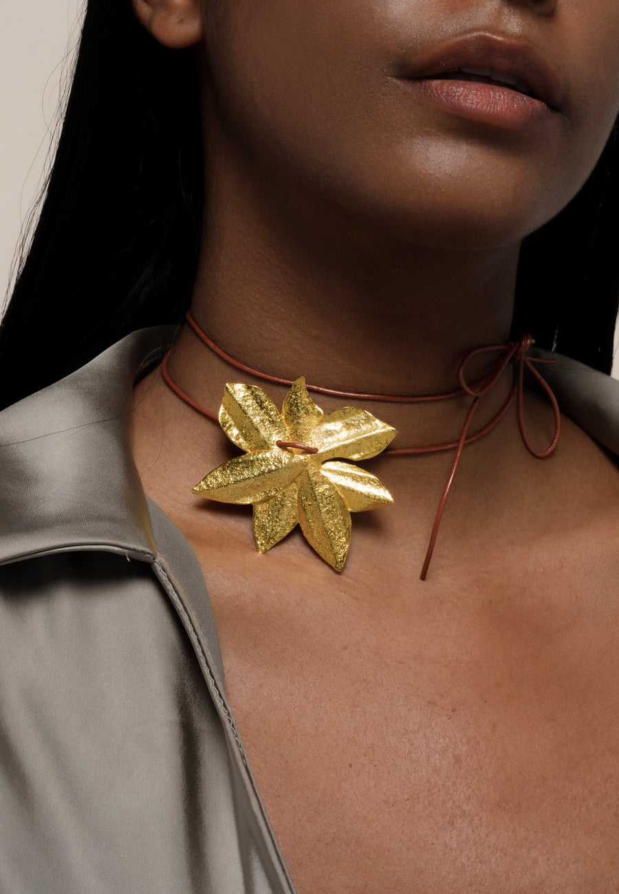 Collar cuero de mujer con flor de loto dorada