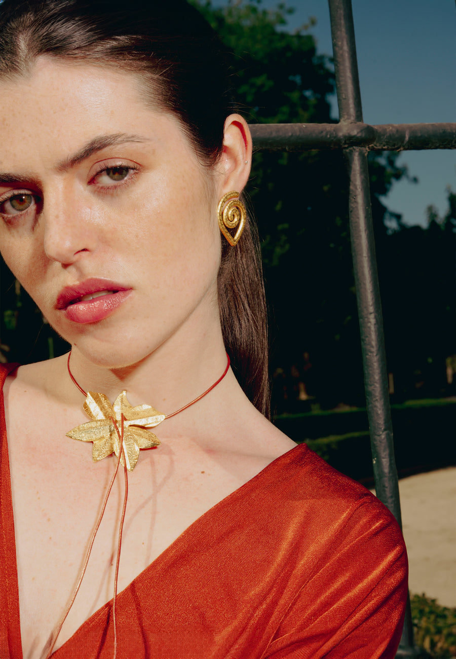 Pendientes de caracola combinados con collar de cuero para mujer
