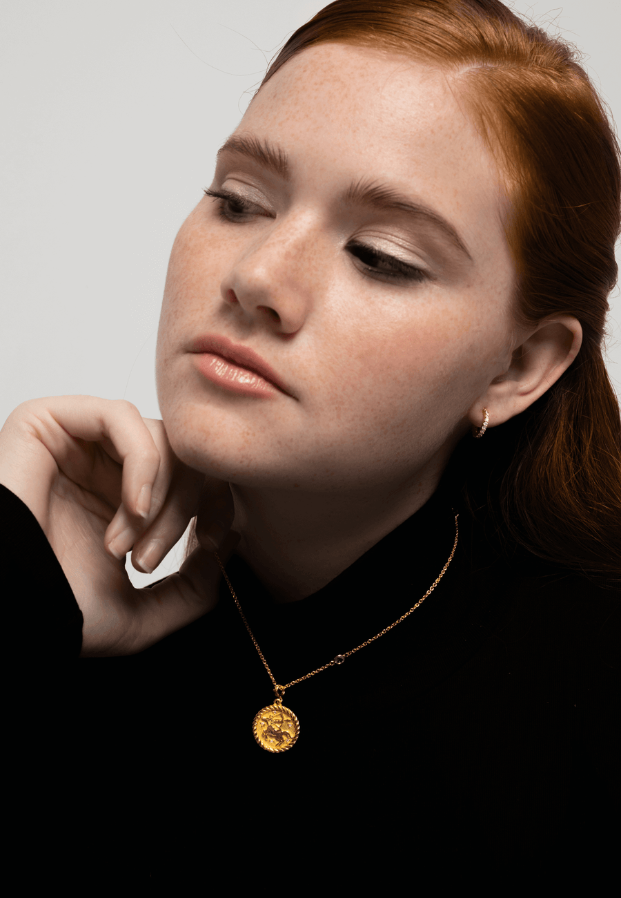 collar con medalla de sagitario