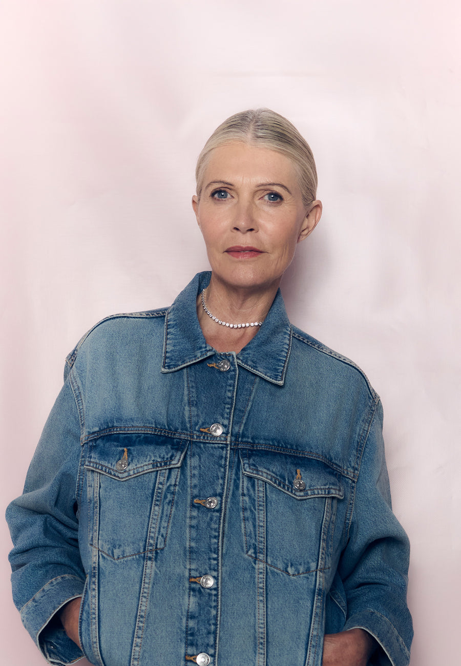 Mujer rubia con chaqueta vaquera luciendo el Collar Riviere Victoire en plata de Lavani Jewels, una pieza brillante y sofisticada.