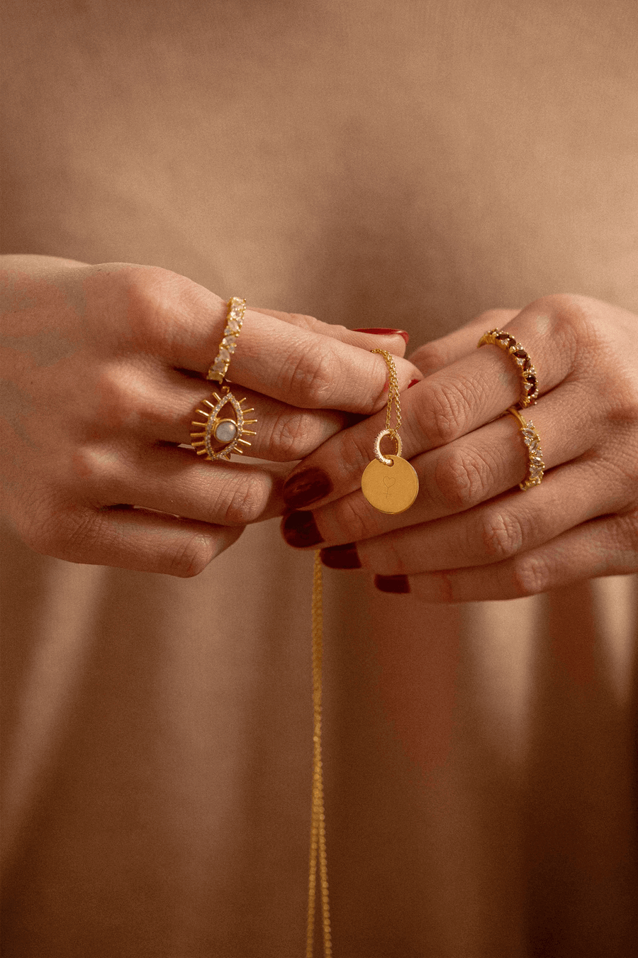 colgante solidario grabado con motivo del día de la mujer