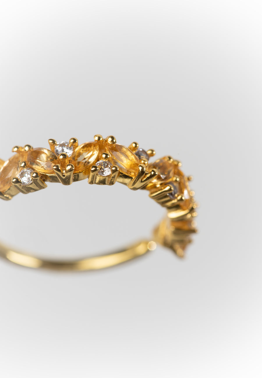 detalle del citrino del anillo birthstone vinculado al mes de noviembre