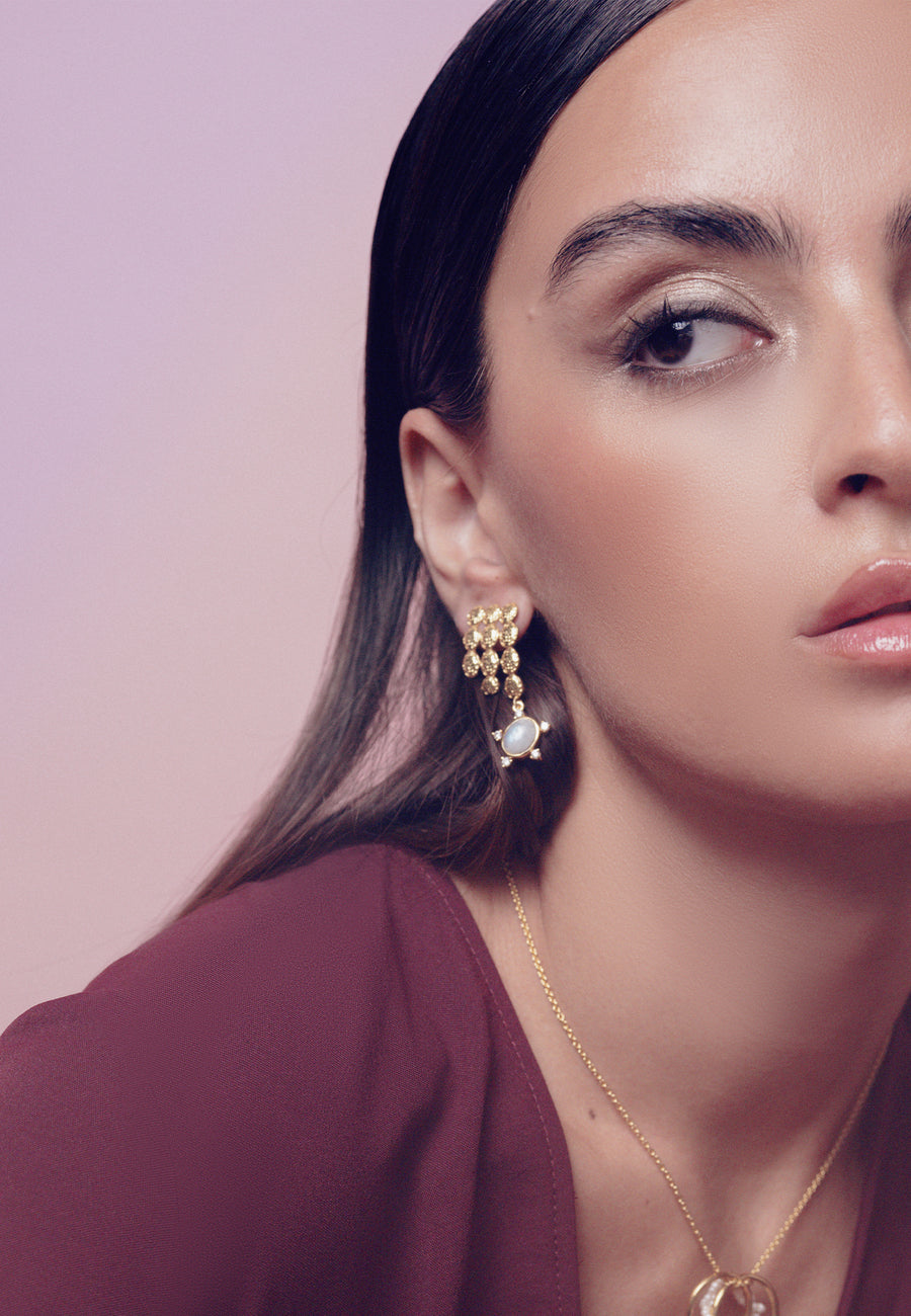 Pendientes Ear Jacket dorados con sol en piedraluna