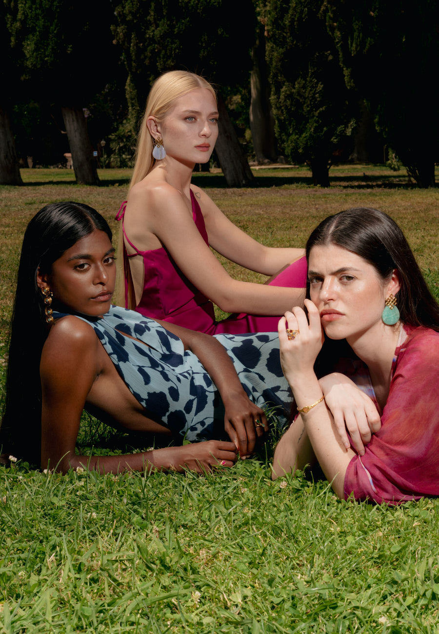 Foto de campaña con modelos y pendientes de nudo