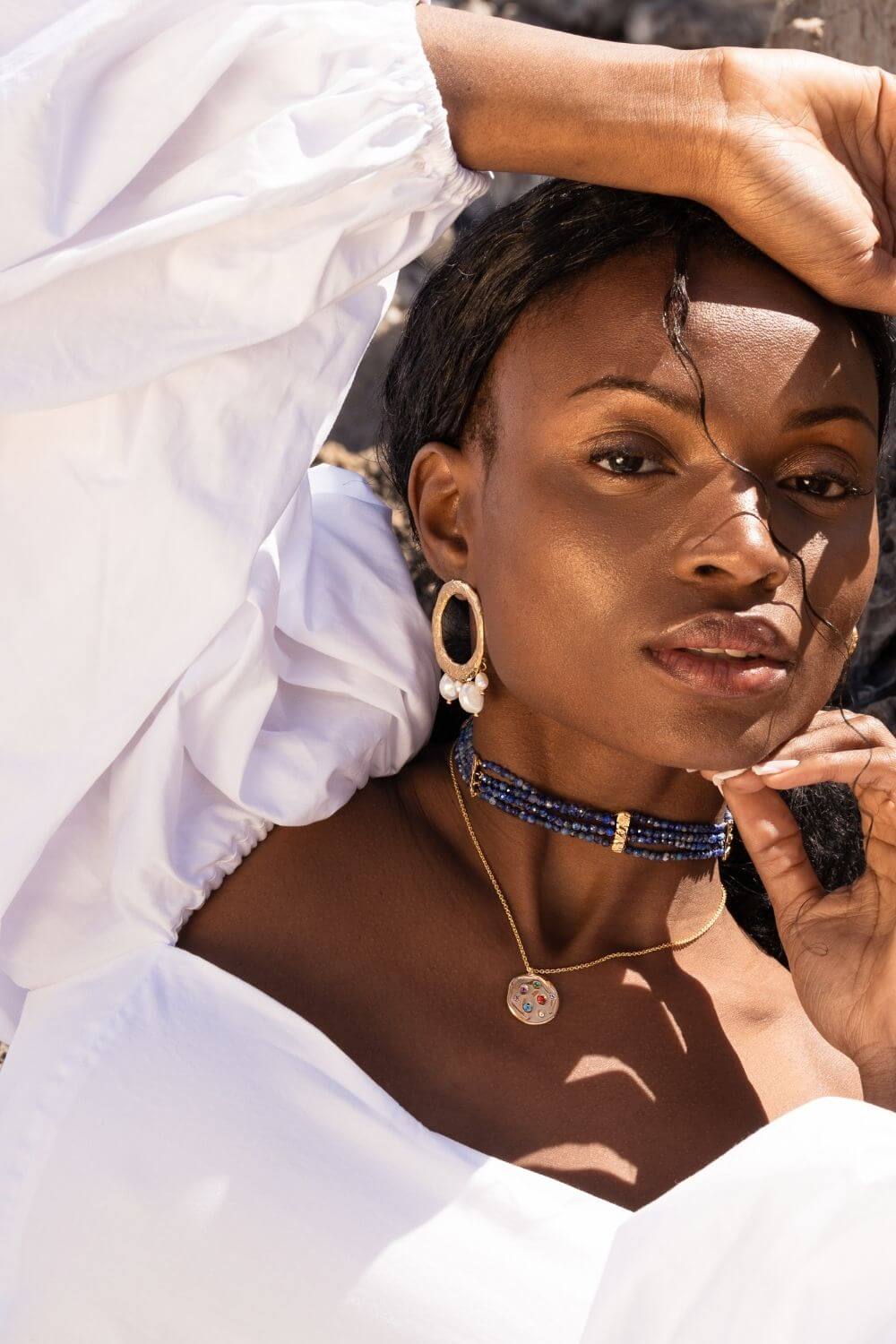 Diseño de joyas artesanales como estos pendientes artesanales online tipo aro frontal con perlas