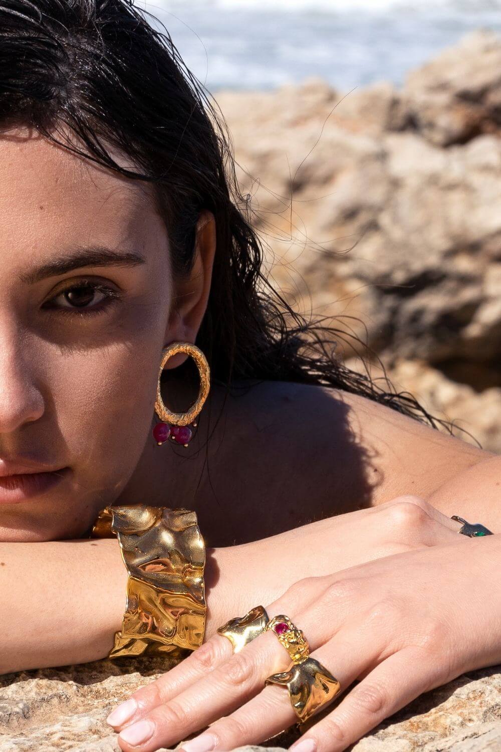 Pendientes artesanales online de joyería artesanal LAVANI con brazalete dorado con textura y ancho