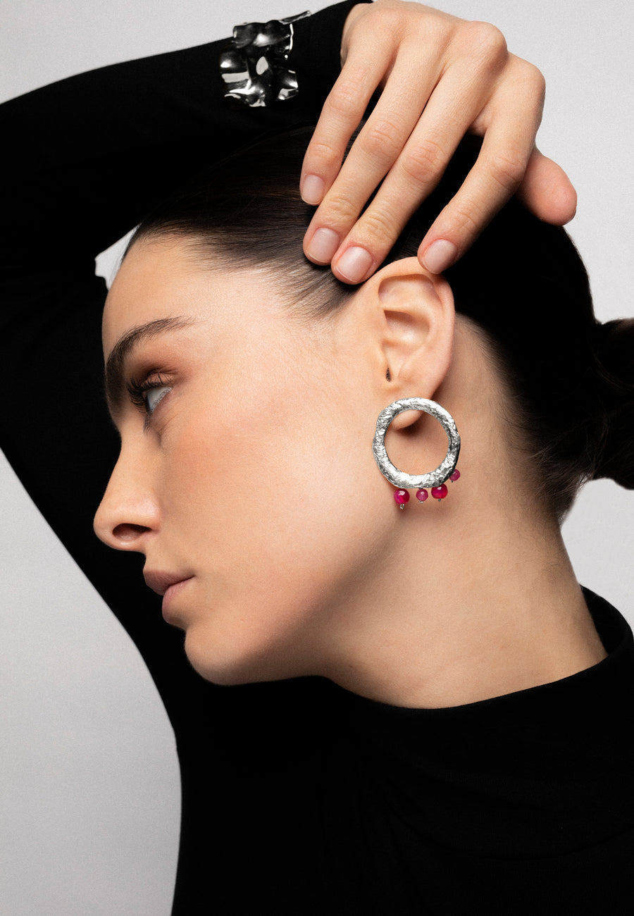 Pendientes de aro plateados con textura y piedras de ágata en color fucsia