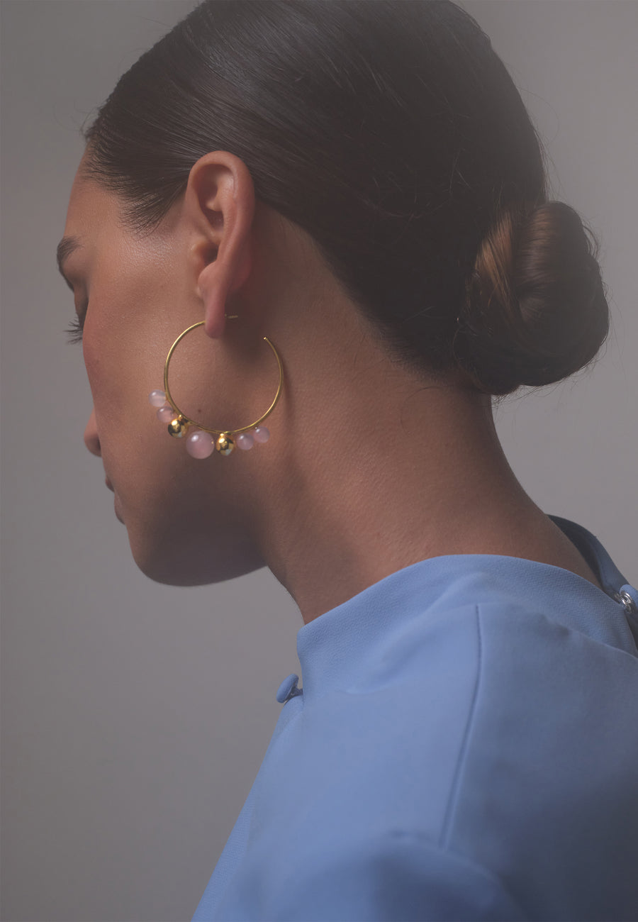 pendientes de aro originales con cuarzo rosa tallado en forma circular