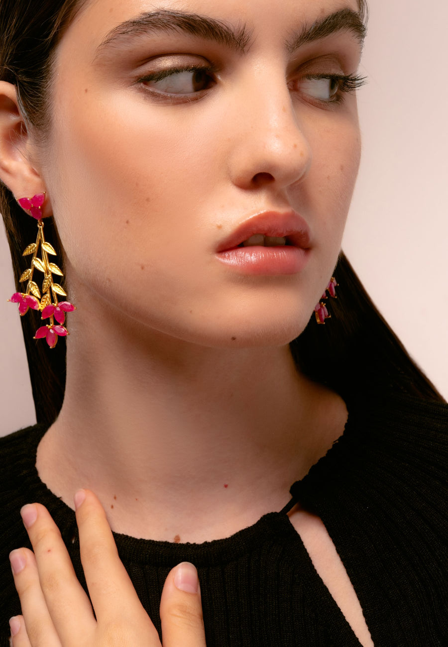 Modelo con pendientes burdeos Blume con hojas