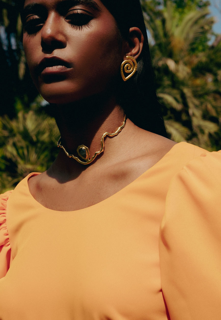 pendientes de caracola dorados combinados con choker