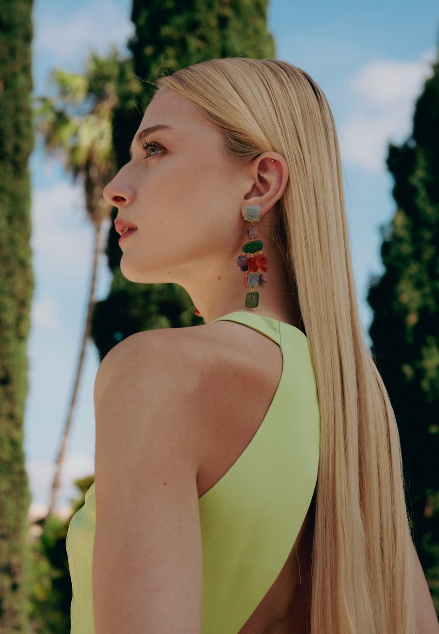 pendientes chandelier rising con piedras de colores