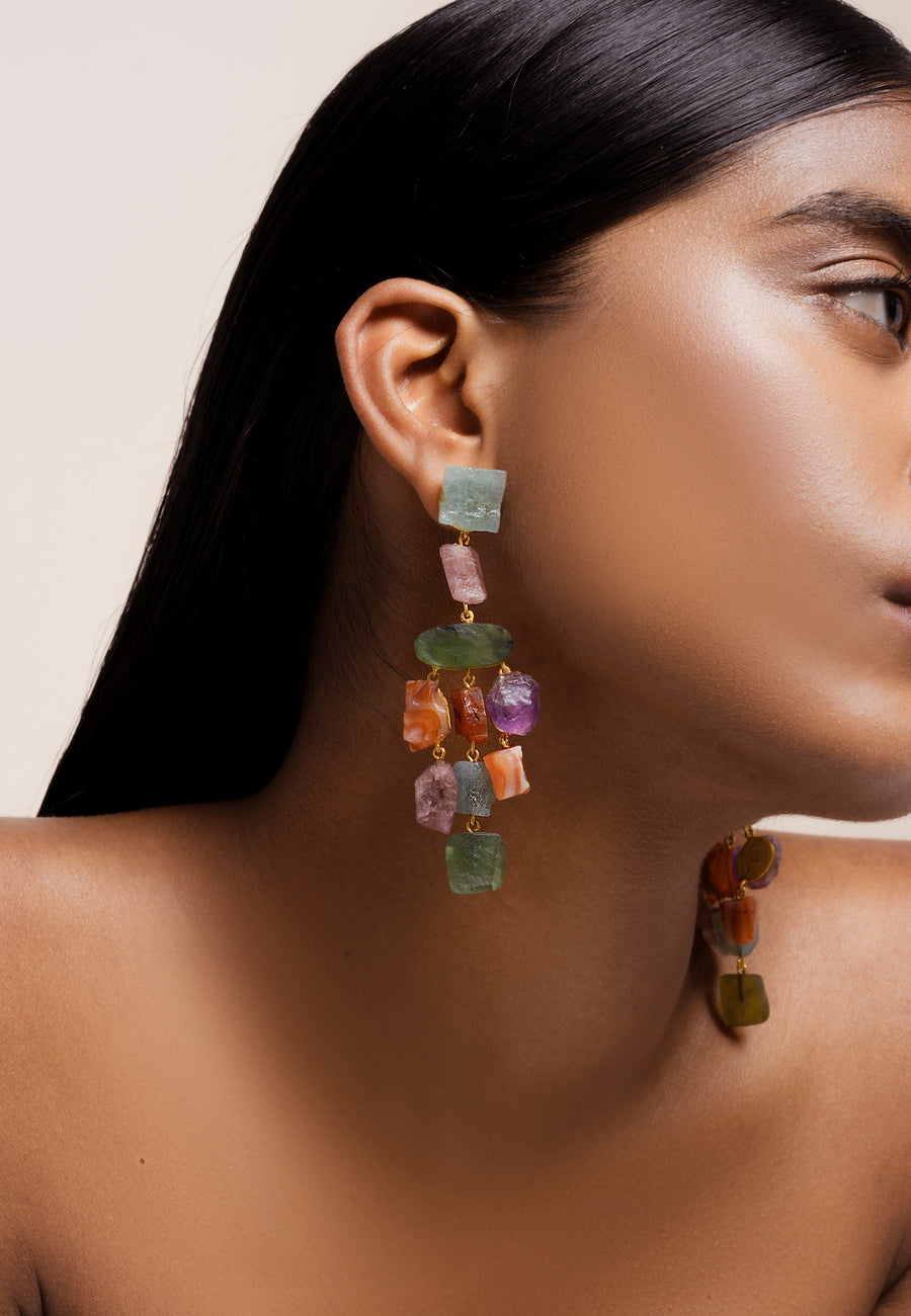 Pendientes chandelier con piedras multicolor