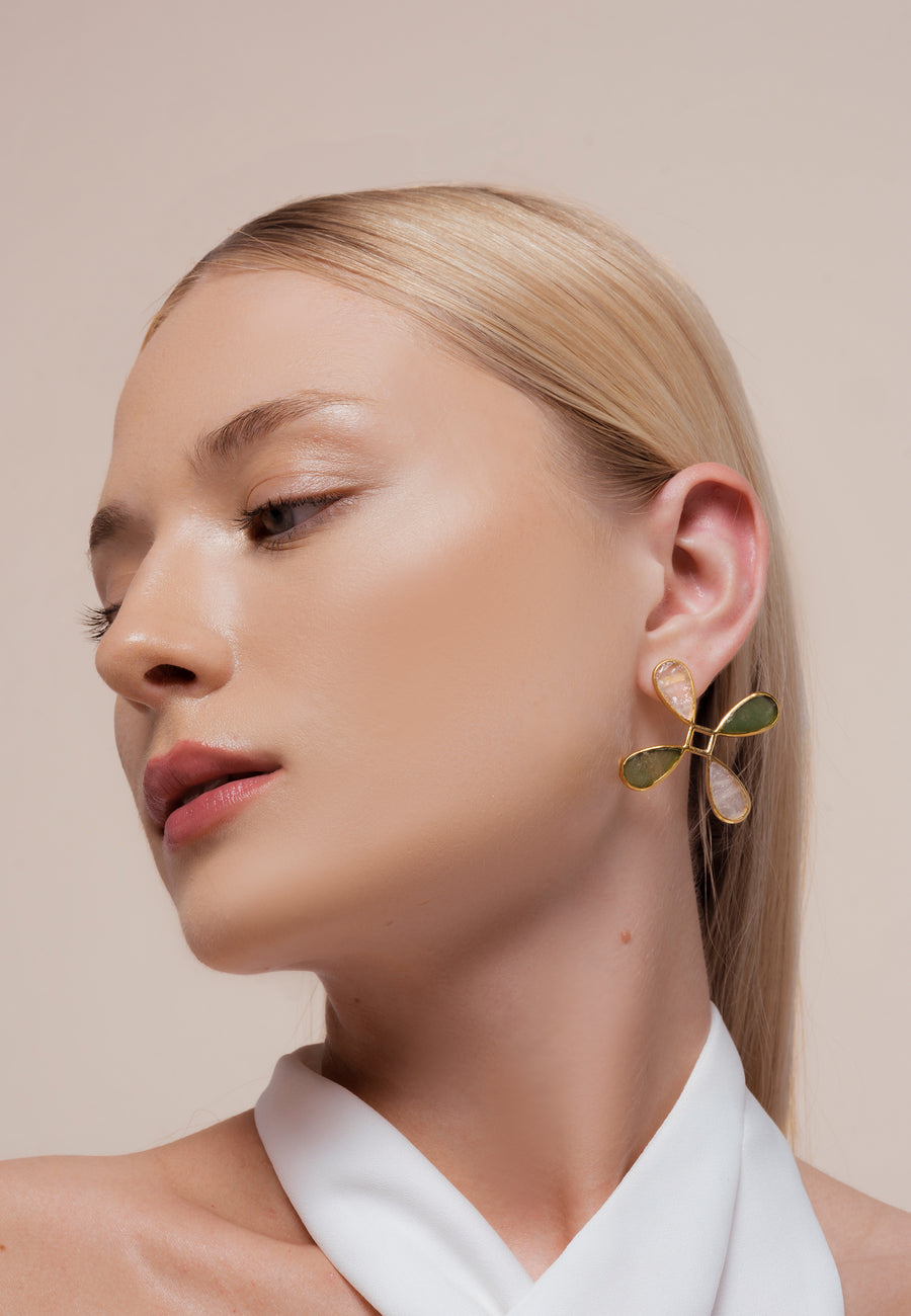 Pendientes en forma de cruz con cuarzo rosa y serpentina