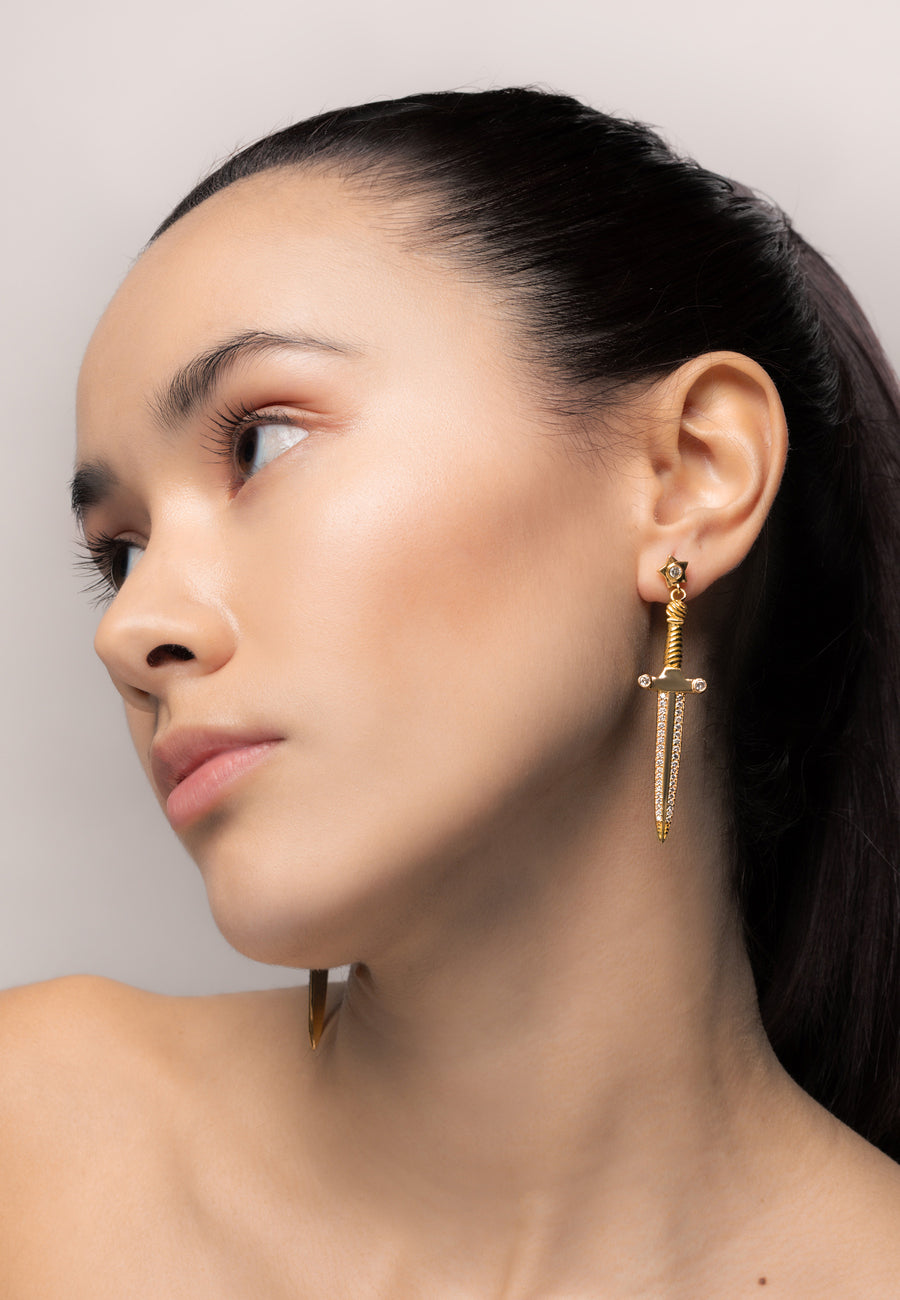 pendientes espadas bañados en oro de 18 quilates de diseño lavani jewels