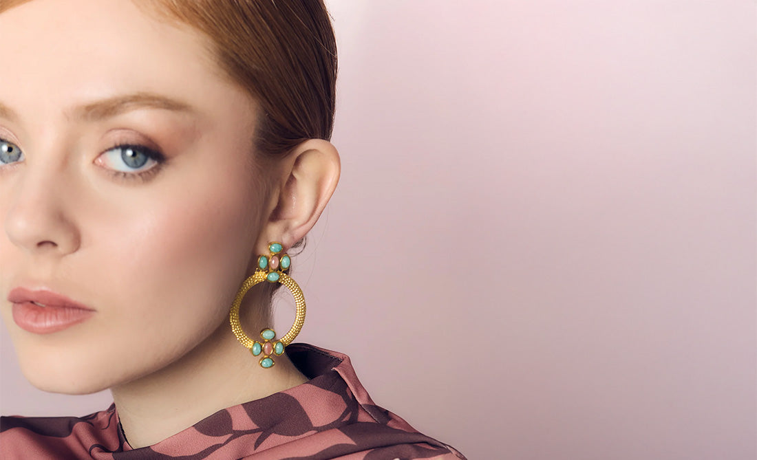 Pendientes de fiesta largos y grandes en forma de aro dorado con piedras verdes, perfectos para vestidos de fiesta y ocasiones especiales.