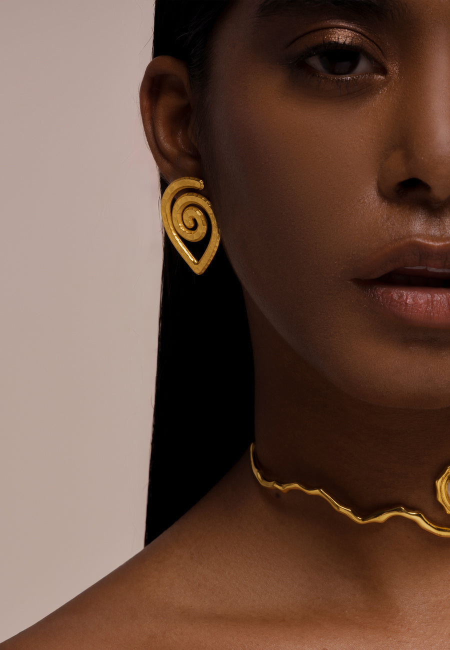 Pendientes dorados en forma de caracola
