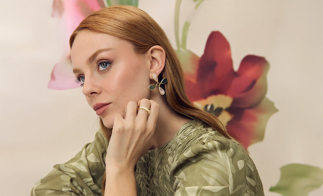 Pendientes dorados con forma de flor y piedras naturales, perfectos para invitada de boda con estilo romántico y sofisticado.