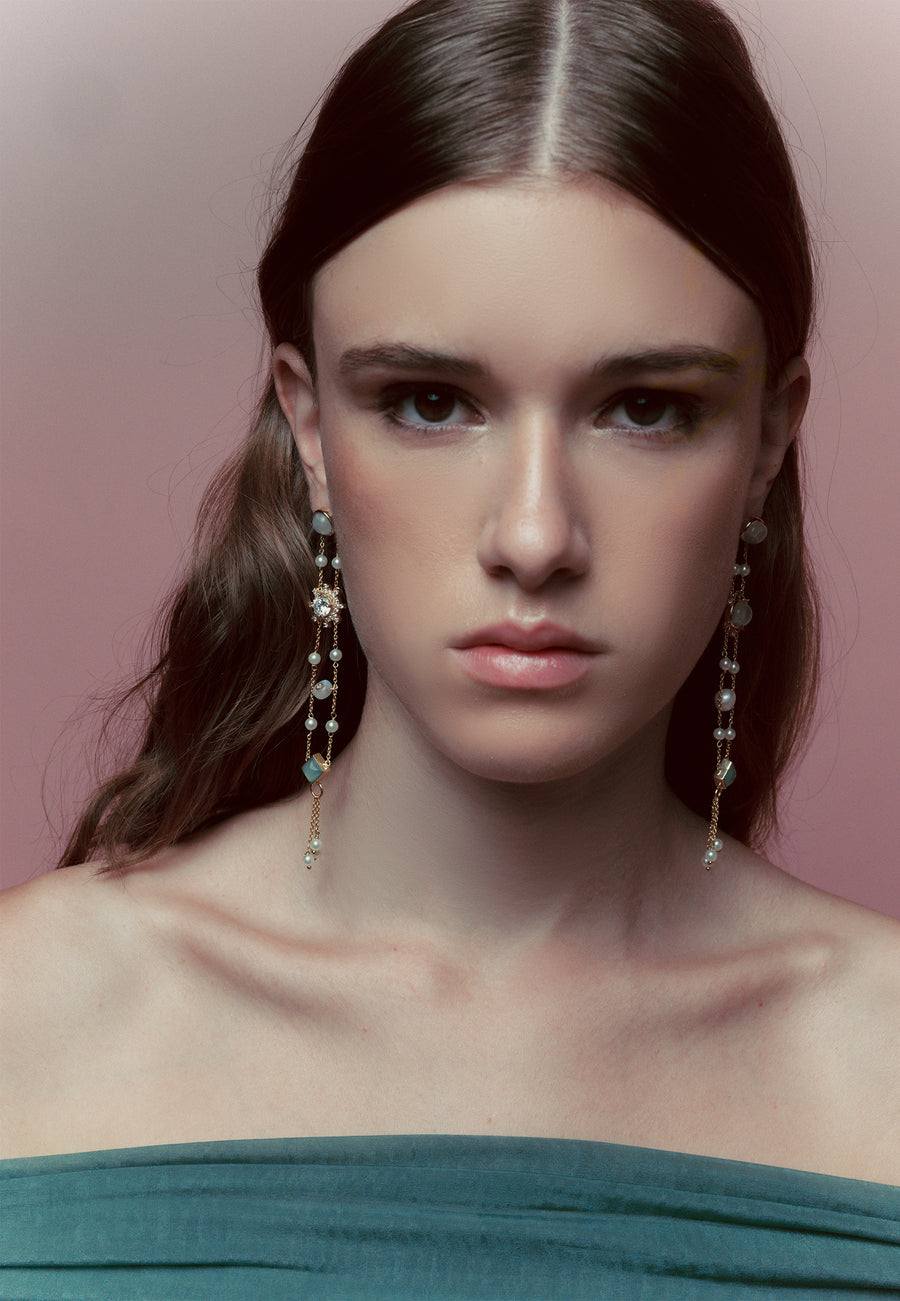 pendientes largos de cristal en tonos blancos y aguamarina para invitada