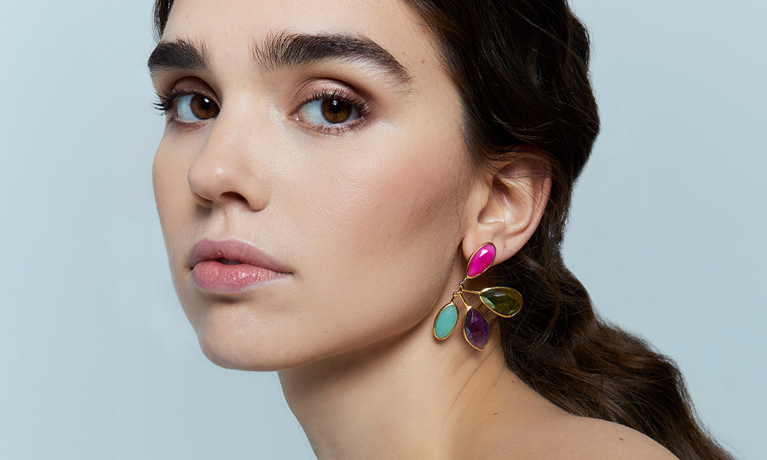 Pendientes dorados Lavani con diseño elegante y sofisticado, perfectos para eventos y ocasiones especiales.