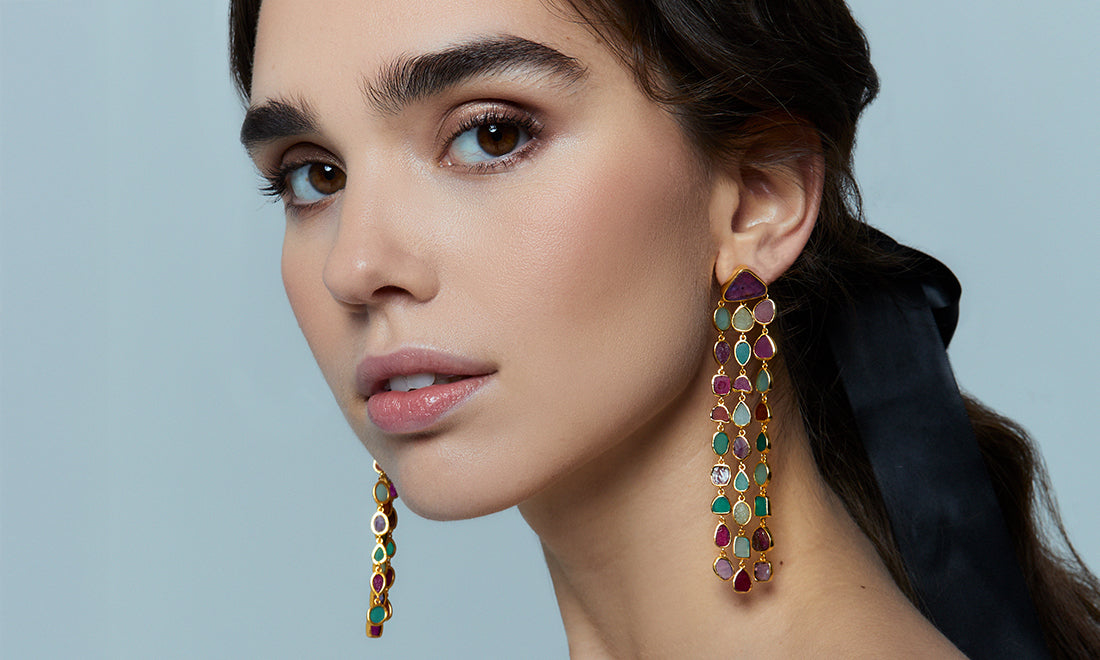 Pendientes largos con piedras de colores, diseño exclusivo de Lavani para un look moderno y llamativo.