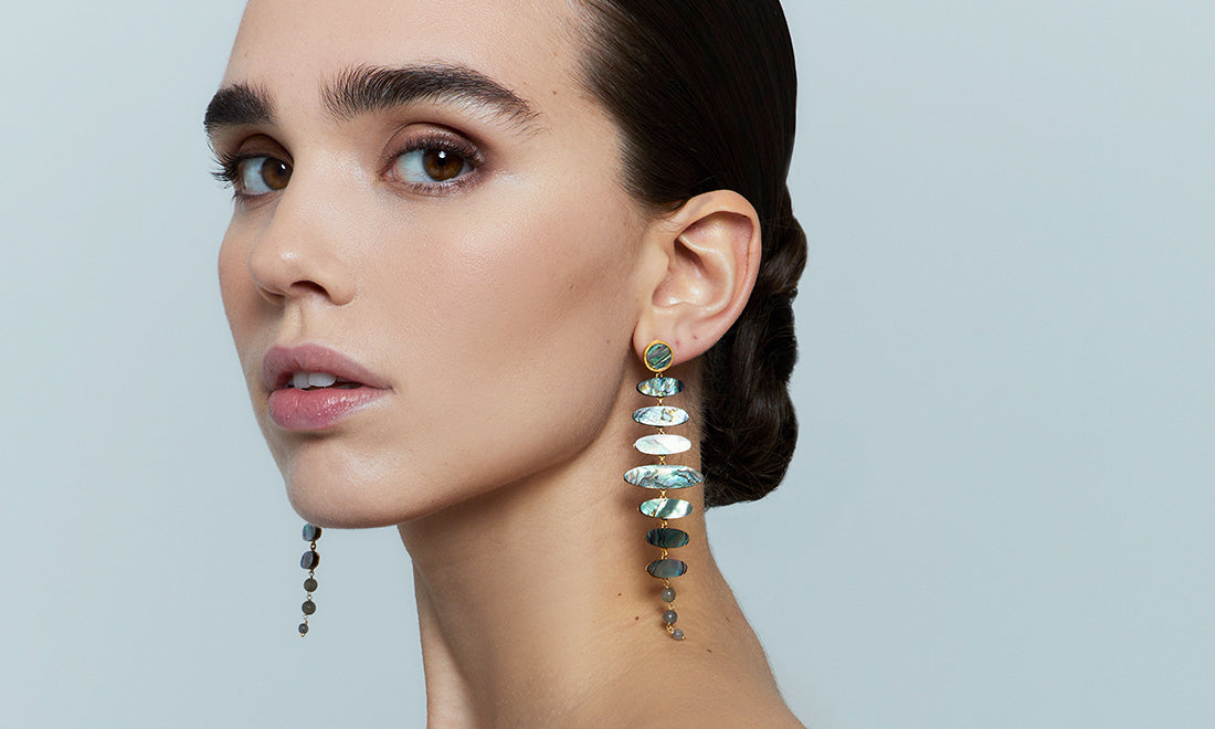 Pendientes colgantes dorados estilo joya, ideales para combinar con vestidos de noche o outfits de fiesta.