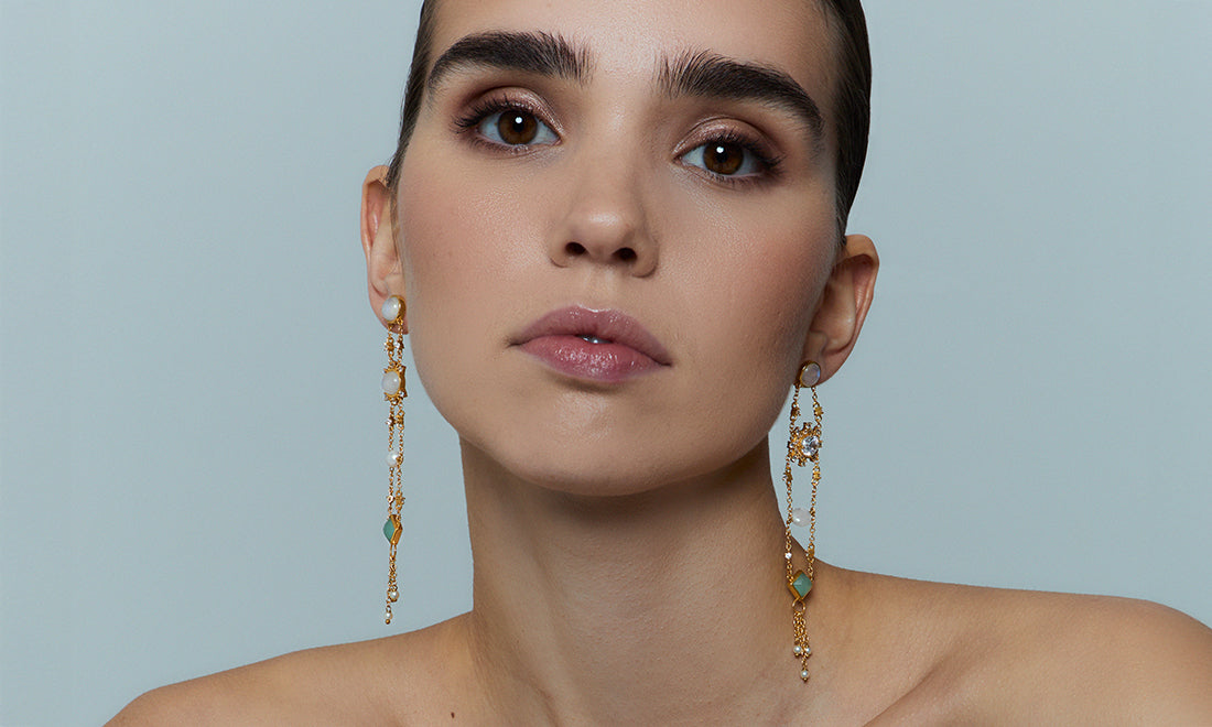 Pendientes elegantes con inspiración minimalista, ideales para añadir un toque de sofisticación al look diario.