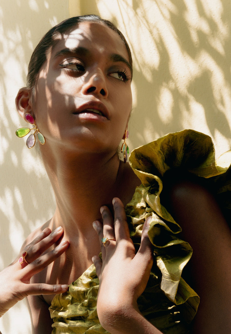 Foto de modelo con pendientes manifestation con piedras semipreciosas multicolor