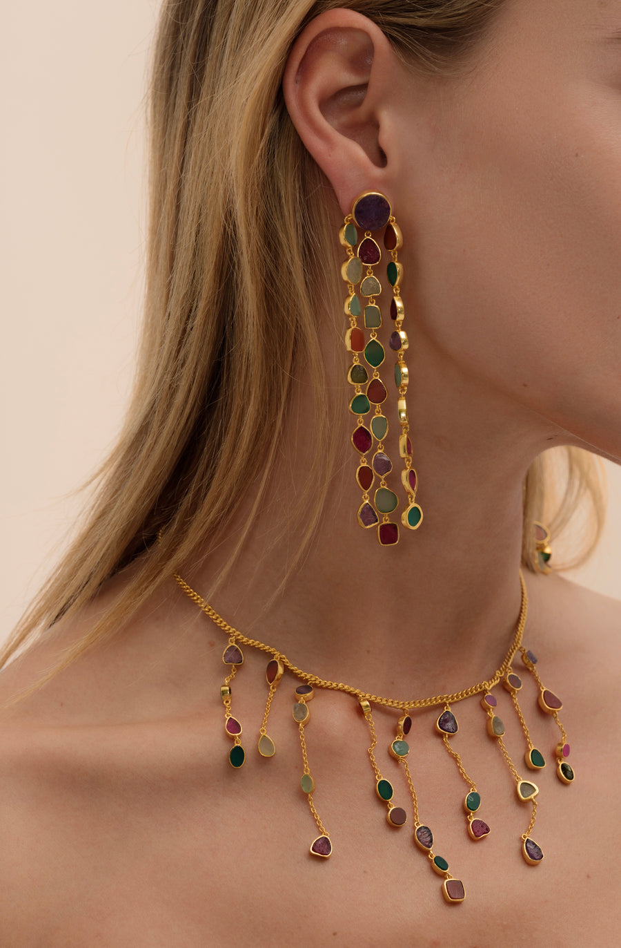 Pendientes prana multicolor con piedras grandes combinada con collar prana