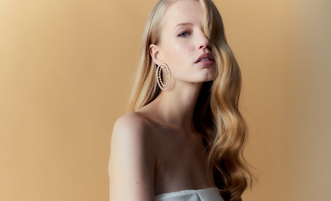 Diseño exclusivo de pendientes para novias modernas, con toques dorados y estética elegante.