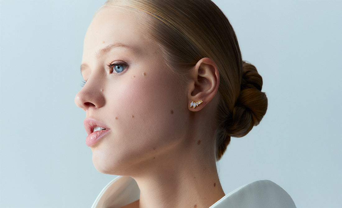 Pendientes de novias con acabado brillante, perfectos para mujeres que buscan un look moderno y sofisticado.