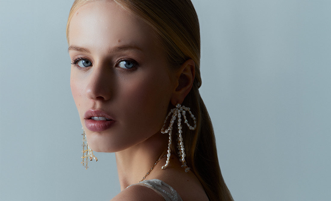 Pendientes Lavani para novias modernas, con diseño original y detalles que realzan el rostro.