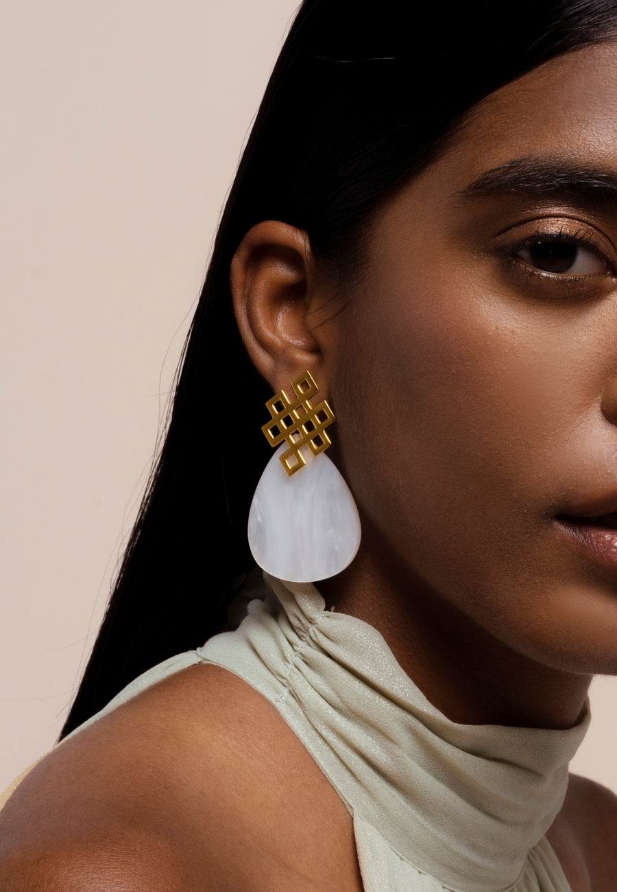 Pendientes nudo en color blanco con madreperla