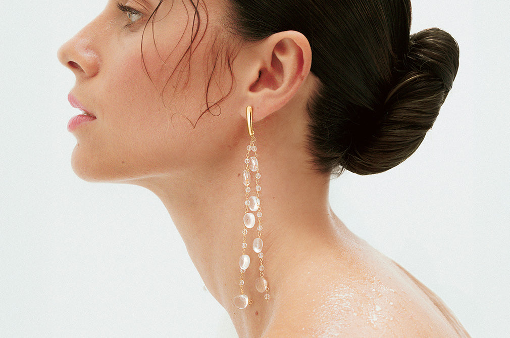 Pendientes para novias modernas con diseño minimalista y sofisticado, perfectos para el día de la boda.