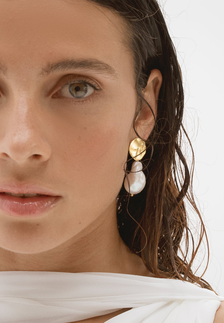 Pendientes cortos con perla barroca Ondina