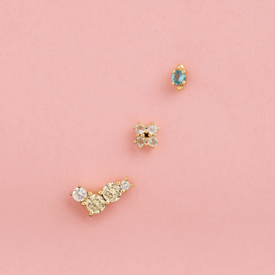 piercings dorado para lóbulo en piedras de colores