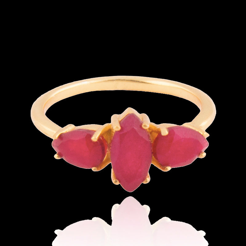 Anillo dorado Kasia Rubi de frente - Lavani Jewels