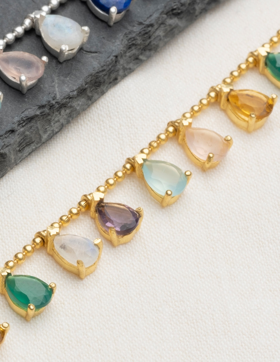 Collar de piedras de colores dorado Pride de cerca